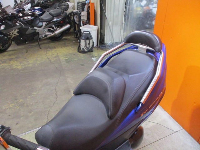 シートもこの通り破れもなければへたりもありません！シーシーバー付きのバックレストも装備！タンデム楽々